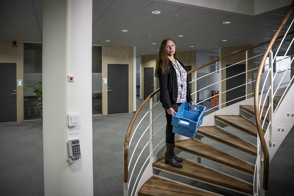”Helst av allt skulle jag vilja slippa komma hit”, säger Pilar Apelgren som är registrator på Diskrimineringsombudsmannen – den enda yrkesroll där det krävts närvaro på plats på myndighetens kontor under pandemin. Det är inte många brev i backen med dagens post.