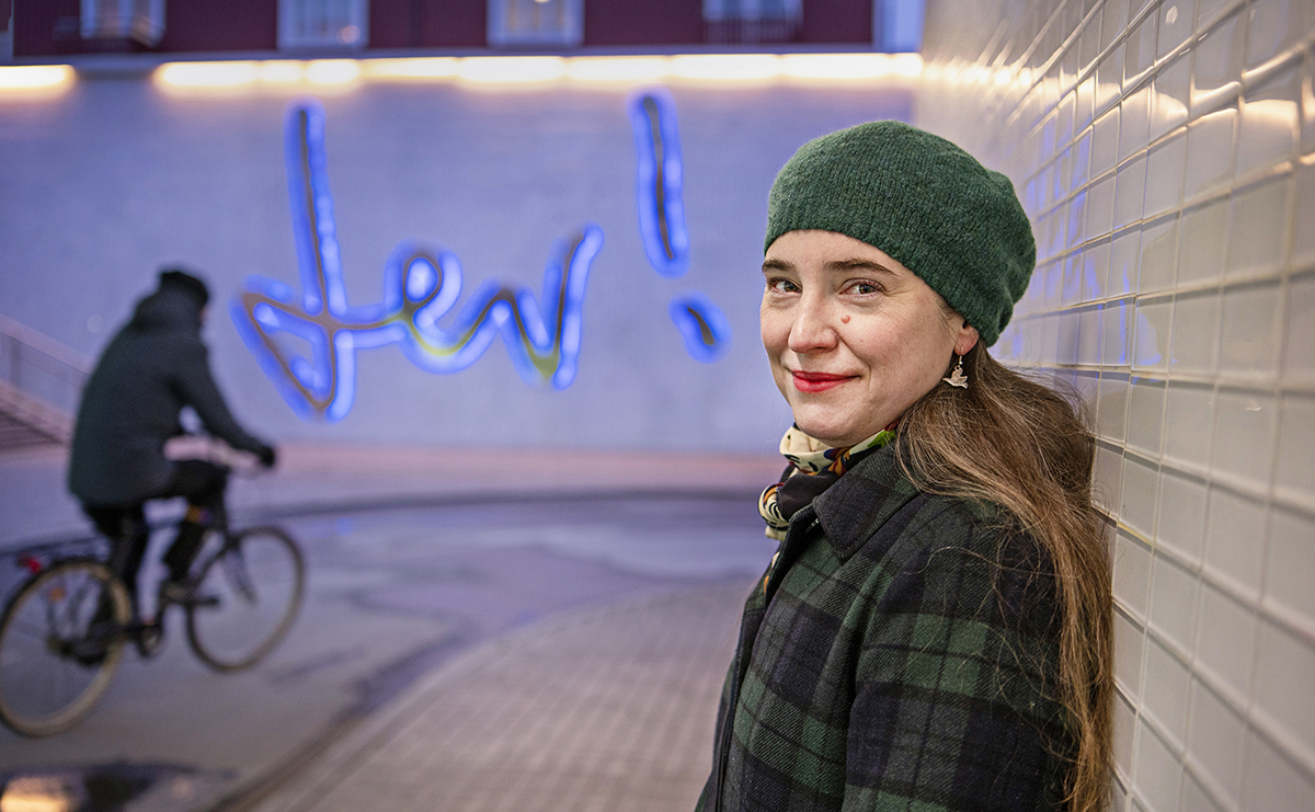 I Umeå finns en tunnel som också är ett konstverk tillägnat Sara Lidman. När författaren signerade böcker lade hon till ”Lev!” som en uppmaning till mottagaren att inte slösa bort sin livstid. ”Det är fint att ha sällskap av Sara, hennes blick, ord och röst när man passerar kvällstid genom tunneln”, säger Sara Moberg, styrelseledamot i Sara Lidman-sällskapet.