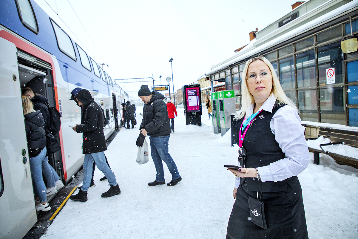 Antalet pendlarpassagerare på vardagar har minskat markant, men på helgerna är det fortfarande många som reser – vilket provocerar Anna Högrelius.