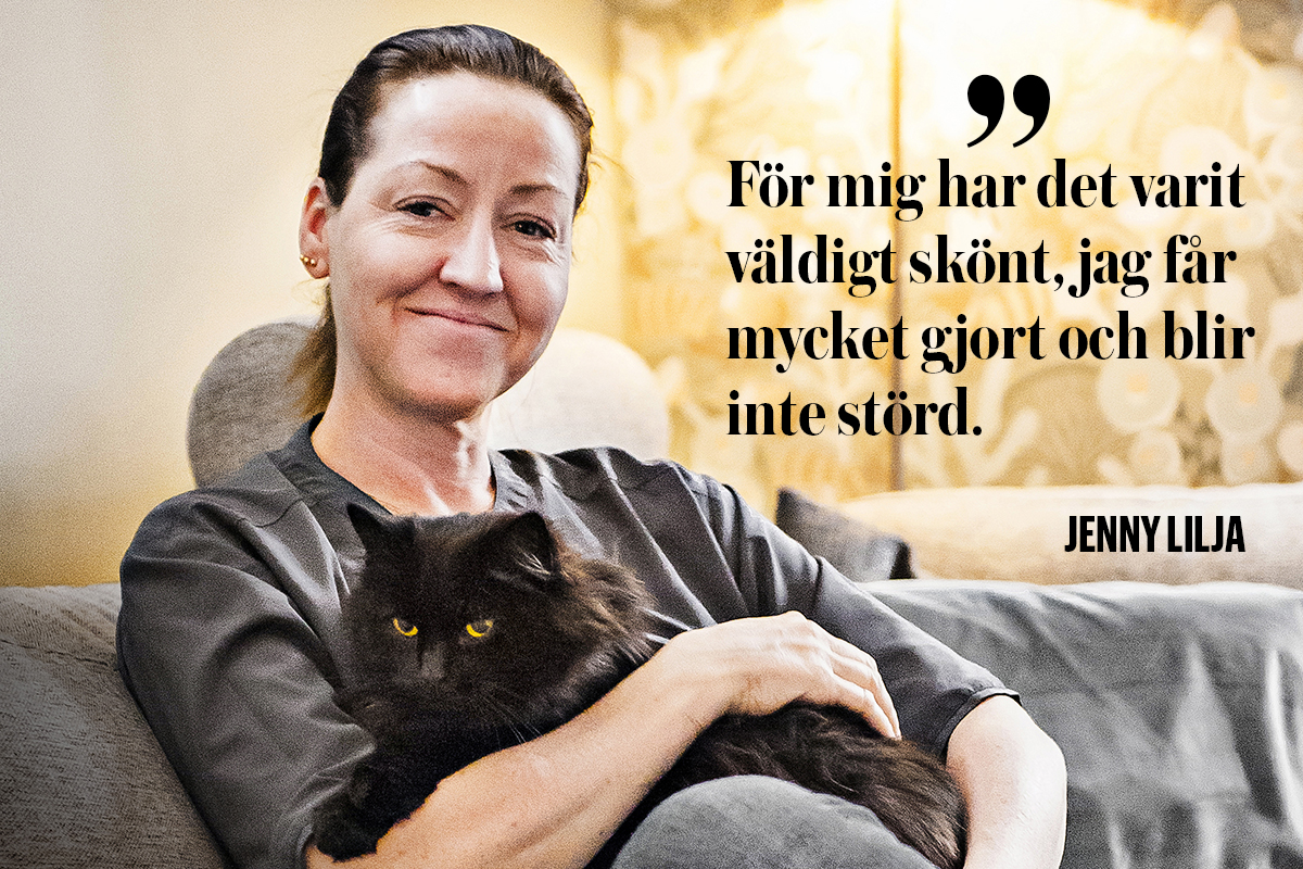 Jenny Lilja tycker att omställningen till att jobba hemifrån på heltid nästan uteslutande varit positiv. Men hon kan sakna det avslappnade umgänget med kollegerna på arbetsplatsen, säger hon.