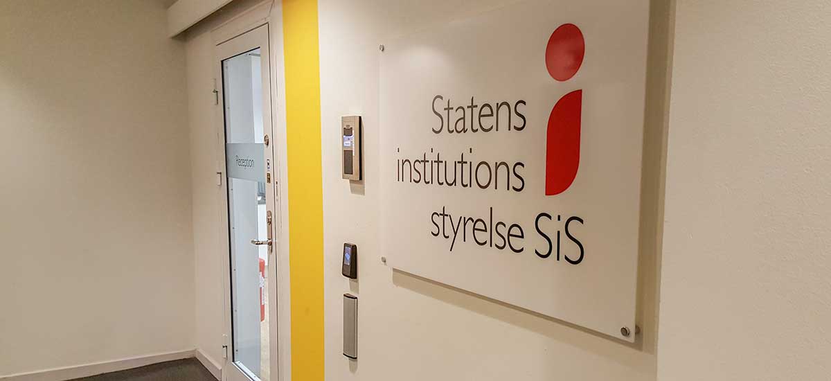 Om verksamheten ska fungera inom SiS måste personalomsättningen minska, skriver STs Britta Lejon och Thord Jansson.