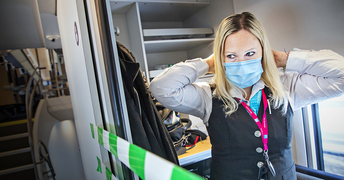 I jobbet som tågvärd på Mälartåg kontrollerar Anna Högrelius alla resenärers biljetter. Varje dag möter hon mängder av människor på nära håll. Hon är orolig för att smittas av coronaviruset.