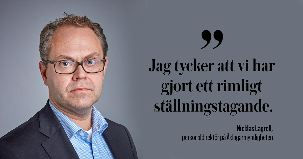 Nicklas Lagrell, personaldirektör på Åklagarmyndigheten, förklarar beslutet att inte låta anställda ta hem sina kontorsstolar med att myndigheten inte har råd att köpa in extra stolar och inte vill riskera att det saknas på arbetsplatserna.