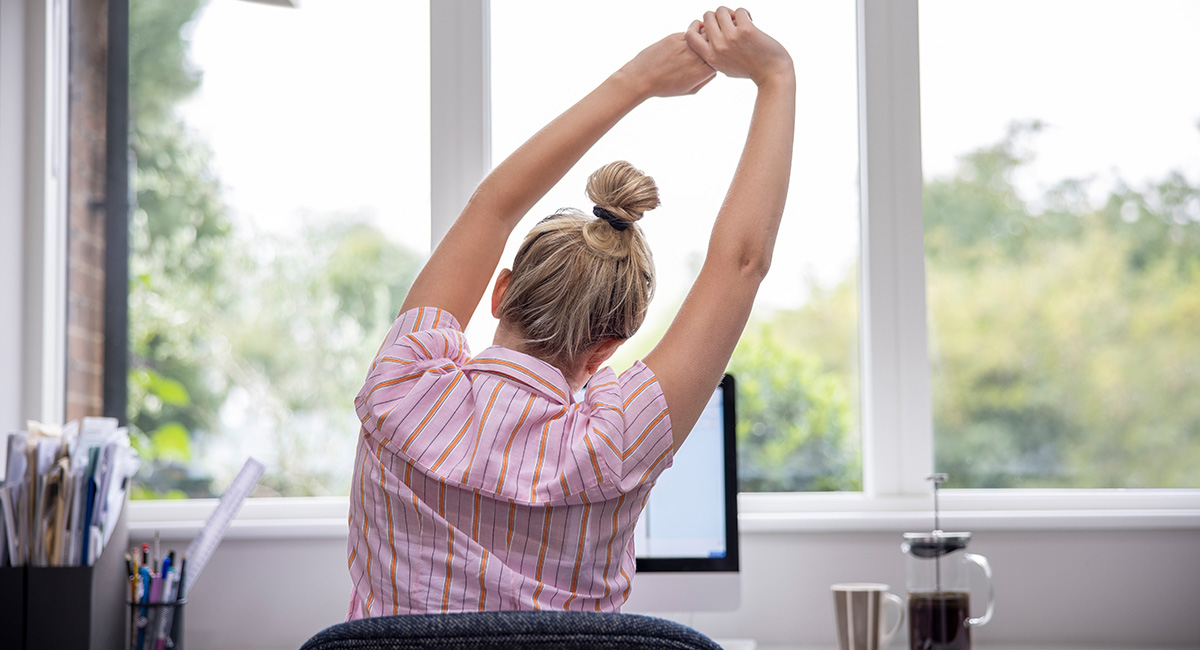 Myndigheten för arbetsmiljökunskap konstaterar att övergången till hemarbete har lett till flera fördelar. Samtidigt har det lett till exempelvis ergonomiska problem och social isolering.