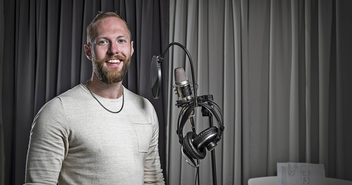 Björn Moberg är frivårdsinspektör i Falun och gör musik på sin fritid. Inspiration till låttexterna – som bland annat handlar om ångest och psykisk ohälsa – får han från arbetet, samhället och sina egna erfarenheter. 