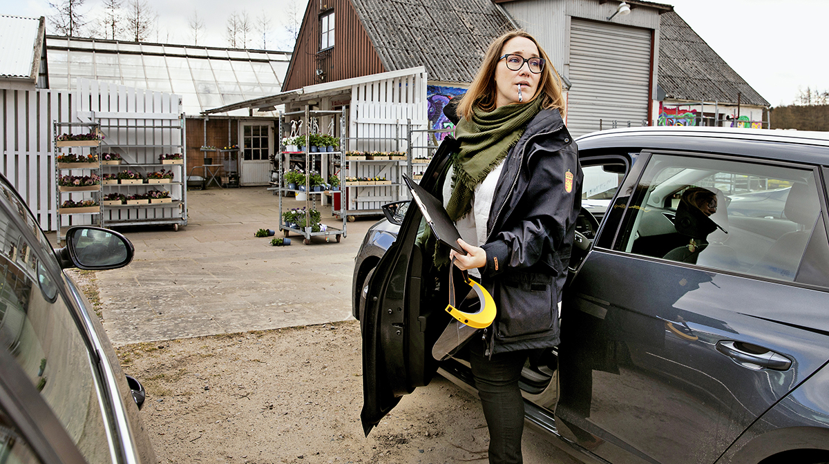När värmen anländer kommer kunderna till trädgårdshandlarna. För att försäkra sig om att branschens butiker i länet är förberedda, gör Sara Flinck och hennes kolleger en särskild ”drive” under den vecka Publikt träffar henne.