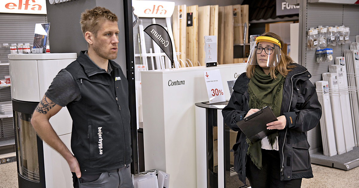 Butikssäljaren Björn Wigström svarar tjänstvilligt på Sara Flincks frågor vid den oanmälda pandemitillsynen. Efteråt säger han att det kändes lite nervöst, men att han tycker att det är bra att länsstyrelsen åker runt och gör kontroller. ”Om vi ska få stopp på smittan måste alla hjälpas åt”, säger han.