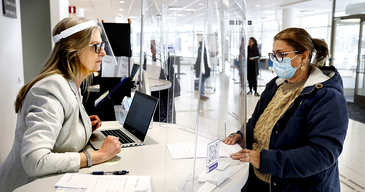 Visir finns tillgängliga för de medarbetare som vill använda dem. En av dem är Bodil, vars man tillhör en riskgrupp. ”Skulle jag kunna hade jag velat arbeta hemifrån, men samtidigt får man vara glad att man har ett jobb”, säger hon.