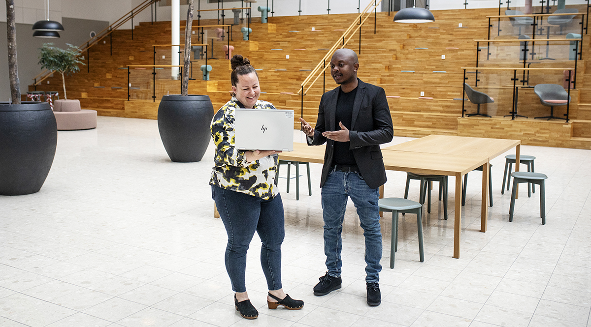 Emmeli Ödmark och Rahim Narsis jobbar på en arbetsplats som ska avvecklas. Statens servicecenter ska ta över Arbetsförmedlingens kundtorg i Malmö, men tidpunkten har skjutits fram flera gånger. 