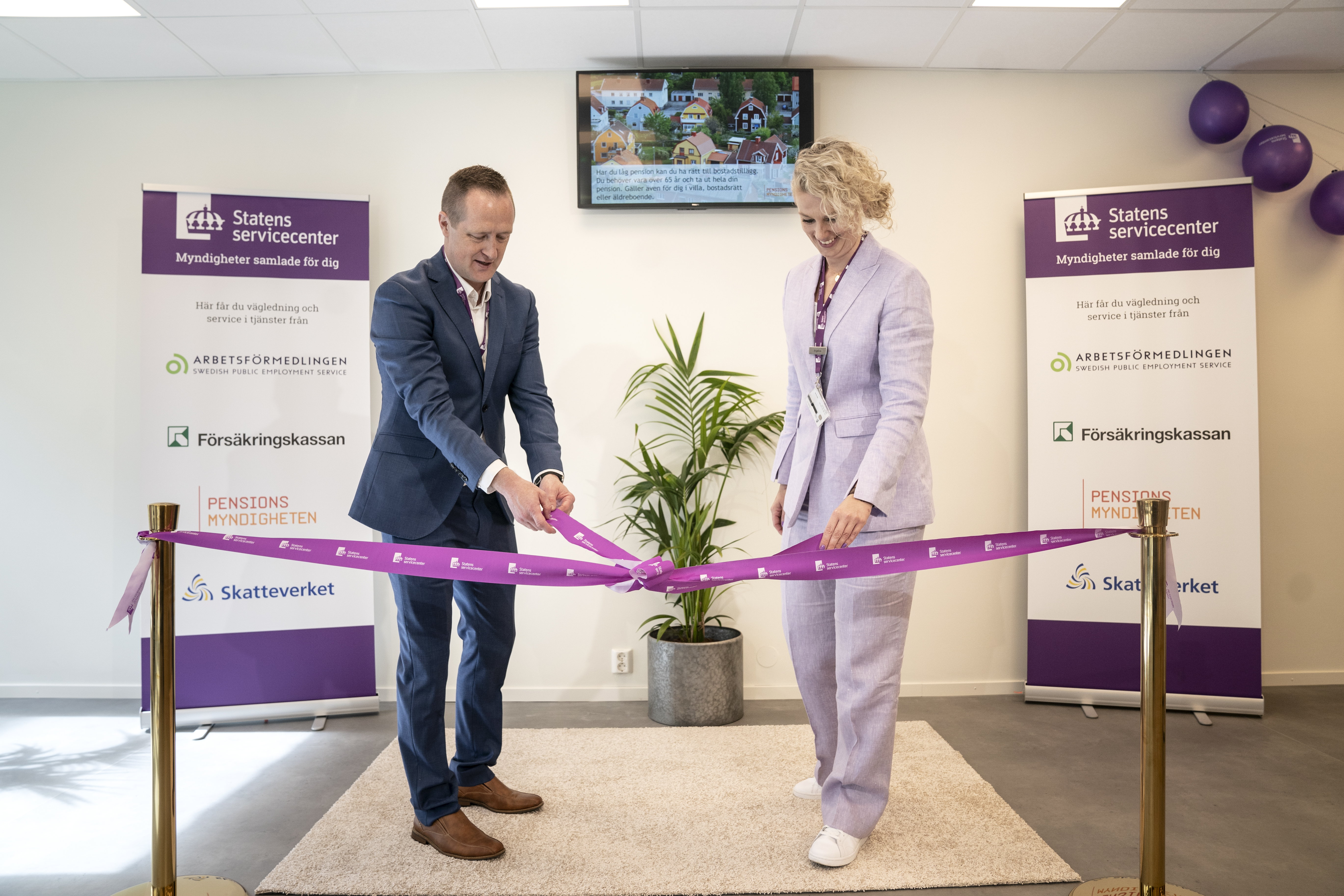 Servicehandläggarna Nicklas Otteräng och Angelica Holter klipper av invigningsbanden till sin nya arbetsplats, servicekontoret i Ulricehamn. Foto Björn Larsson Roswall/TT