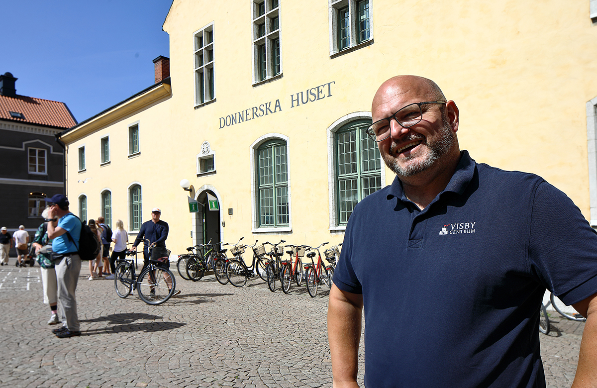 Magnus Olsson, verksamhetsledare på Visby centrums företagarförening, myser när turisterna flockas på Donners plats i Visby. Handlarna har lobbat hårt för att ön skulle få sin nya kryssningskaj.