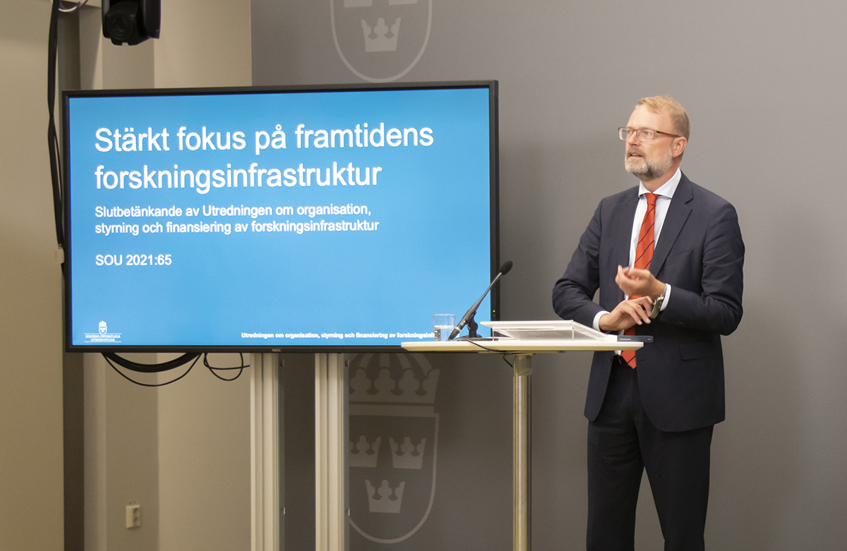 Tobias Krantz presenterar utredningen om forskningsinfrastruktur.