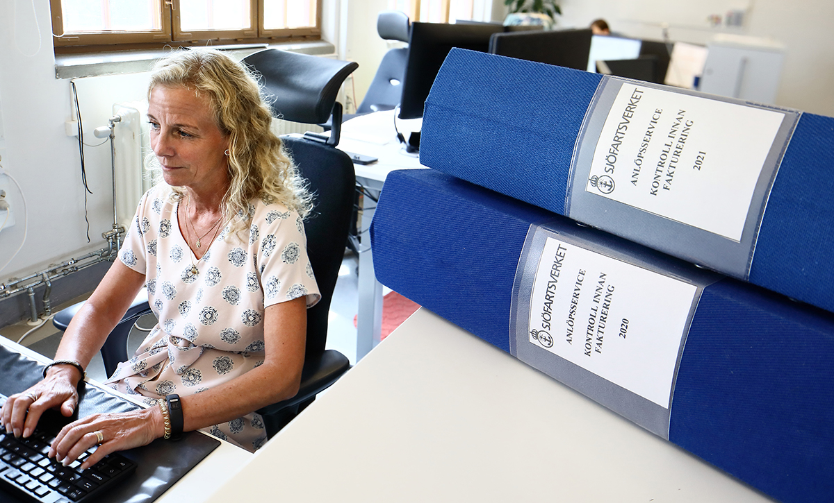 När året är slut kan pärmarna vid Ulrika Schleyers arbetsplats berätta hur pandemin påverkat Sjöfartsverkets ekonomi.