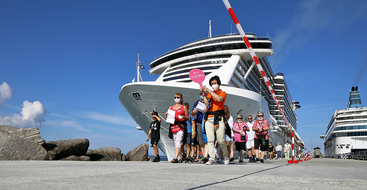 Gruppvis lämnar 1 630 kryssningspassagerare MSC Seaview för en guidad rundvandring i Visby. Under pandemin varken äter eller handlar de i städerna de besöker.