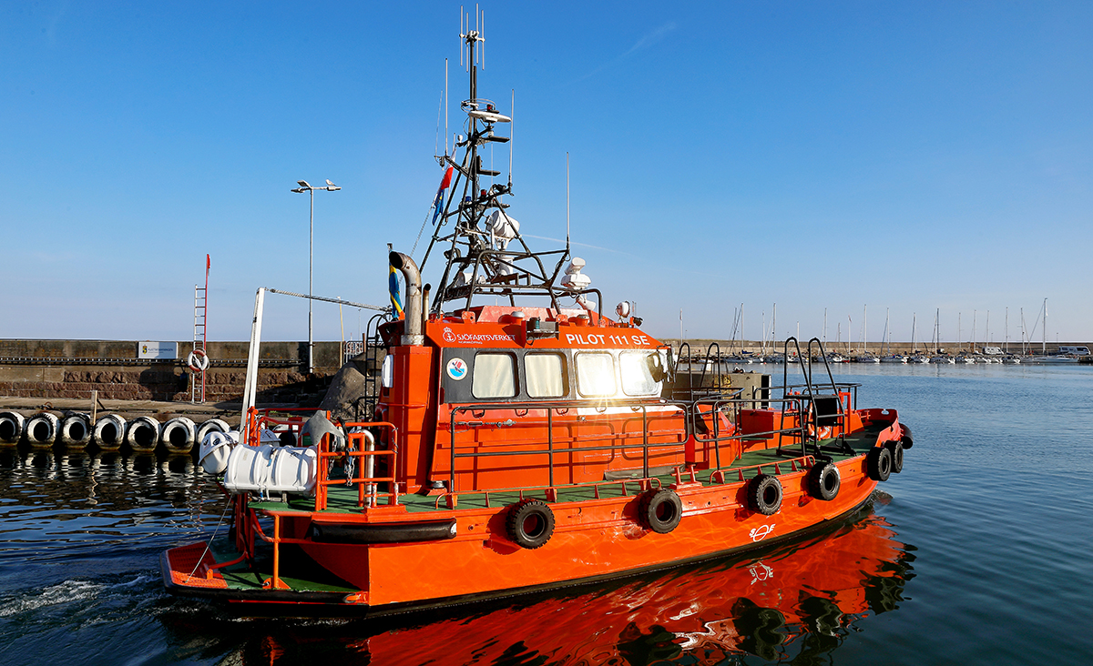 Tjugo minuter i sju på morgonen går lotsbåt Pilot 111 SE ut med lotsen Rickard Enström till det jättelika kryssningsfartyget MSC Seaview.