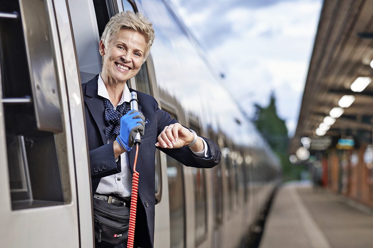 På jobbet kan Anette Johannisson inte vara utan sin klocka. "Vi ska avgå på sekunden, det kallas ”sekund noll”. Så klockan är vårt allt, och jag har satsat på en riktigt bra armbandsklocka", säger hon.