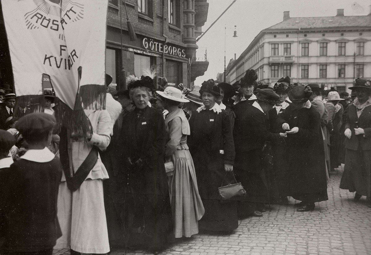 Landsföreningen för kvinnans politiska rösträtt, LKPR,  demonstrerar i Göteborg i juni 1918. Initiativtagare var Frigga Carlberg, till höger om fanan.