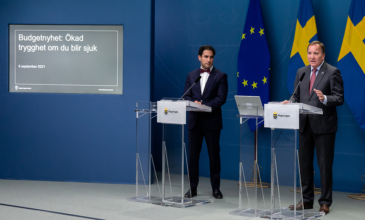 Socialförsäkringsminister Ardalan Shekarabi och statsminister Stefan Löfven vid pressträffen.