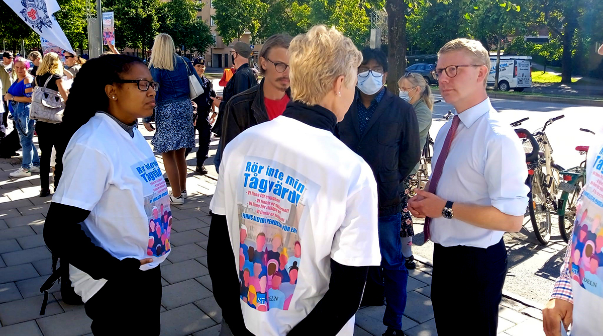 Regiontrafikrådet Kristoffer Tamsons, M, kom ut och pratade med demonstranterna. 