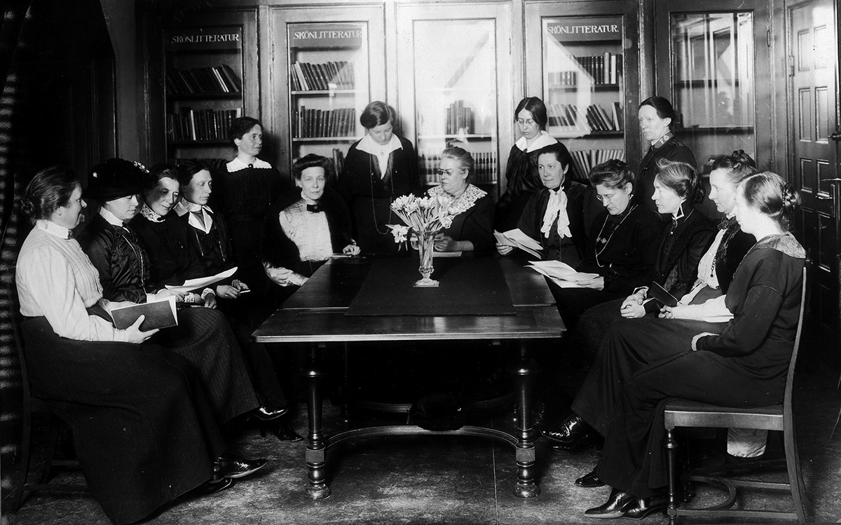 På denna bild från ett rösträttsmöte syns Anna Whitlock, den första ordföranden för Landsföreningen för kvinnans politiska rösträtt. Till vänster om henne står Elin Wägner. Reproduktion: KvinnSam, Göteborgs universitetsbibliotek.