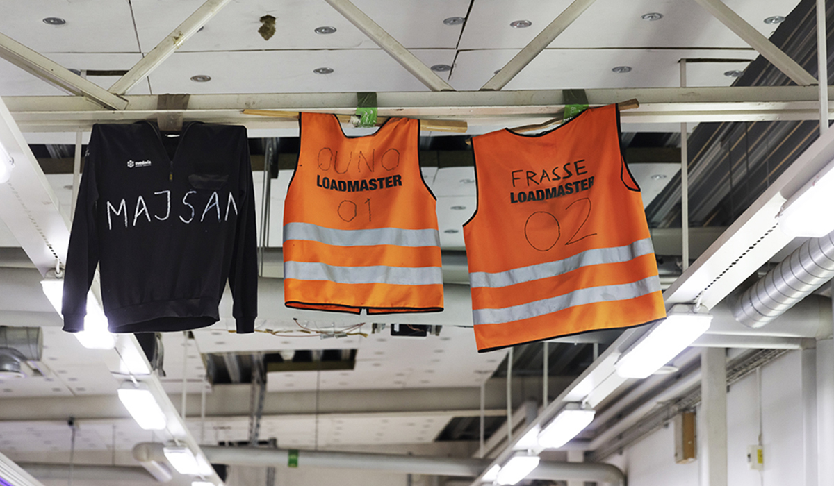 I taket intill rullbandet för bagage hedras några av de anställda som jobbat längst på flygplatsen.
