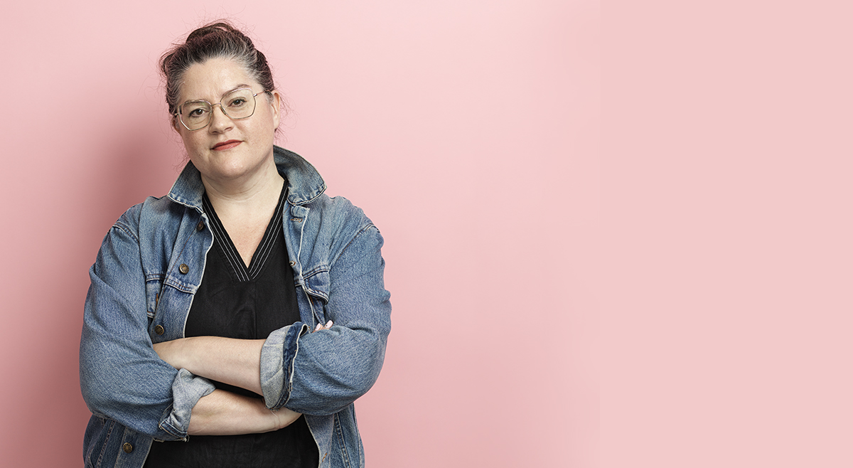 Det är ingen nidbild av Migrationsverket som målas upp i pjäsen, betonar regissören Anna Novovic.