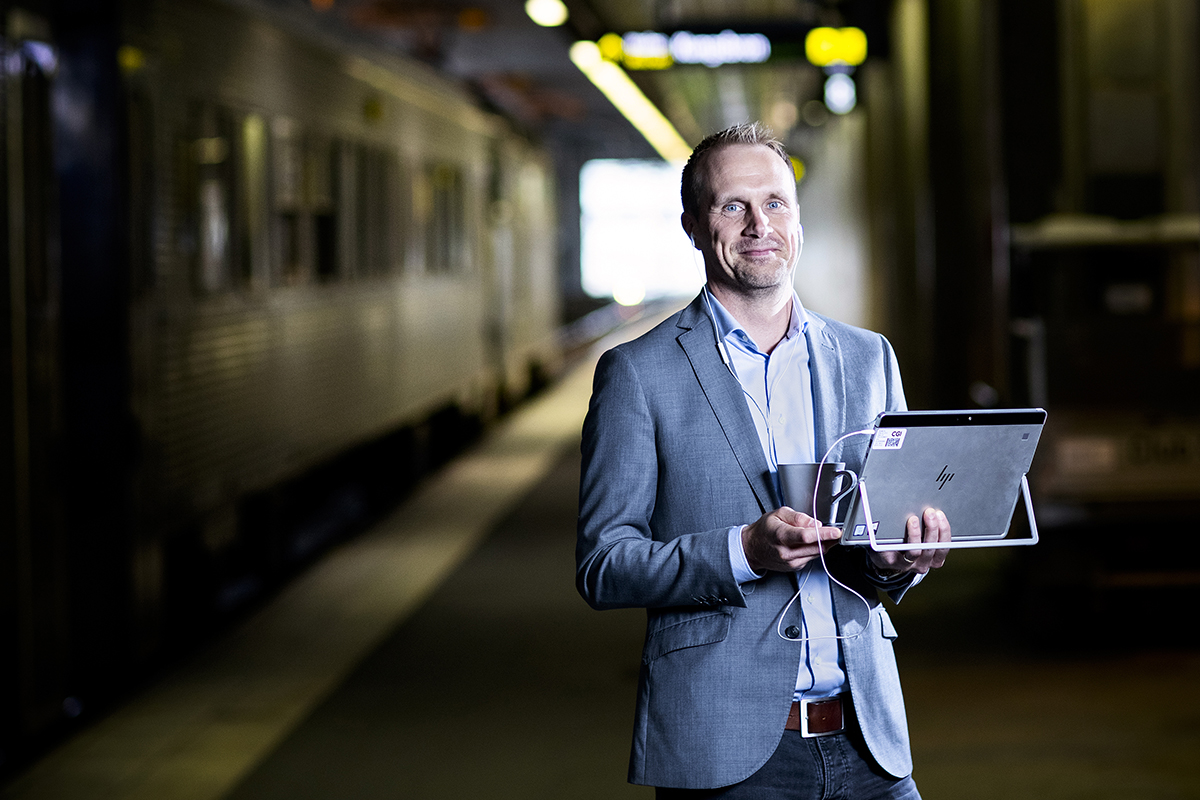 Staffan Sporre pratar mycket i telefon med kunder och kan inte vara utan sina hörlurar.