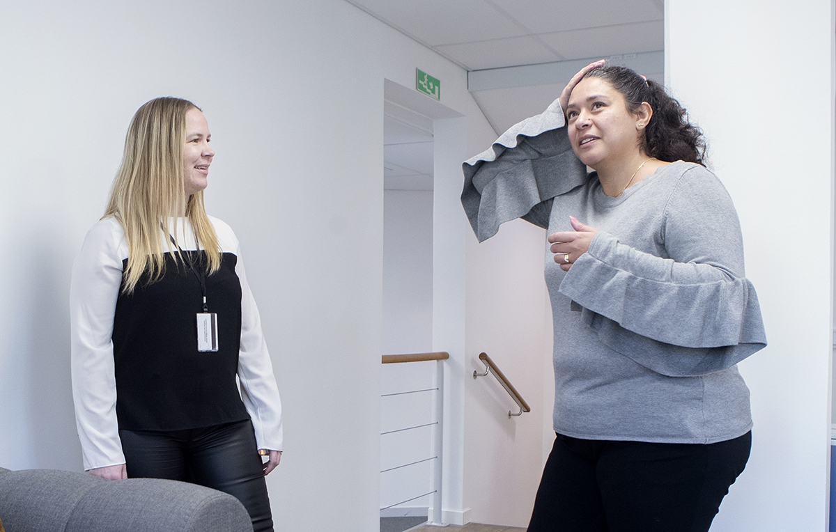 Lina Odelstål och Marta Fröberg konstaterar att det var ovant att välja kläder, sminka sig och fixa håret på morgonen. ”Det var faktiskt lite pirrigt att komma hit igen” säger Marta Fröberg.