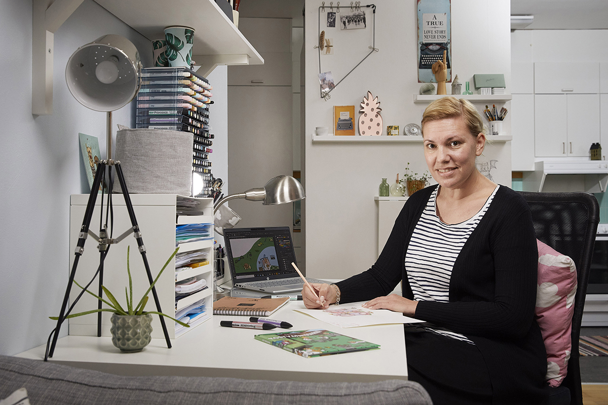 Anna Södergård har sedan 2015 kombinerat sitt arbete som administratör med att ­illustrera barnböcker på ­kvällar, nätter och helger.