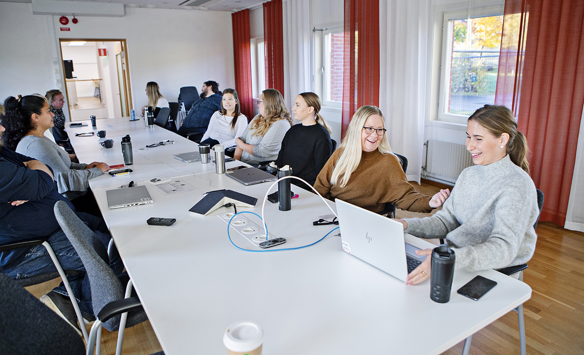 För första gången på drygt ett år samlas kollegorna för ett fysiskt möte. Antoinette Haraldh Westlinder och Mathilda Haraldsson passar på att småprata med varandra.