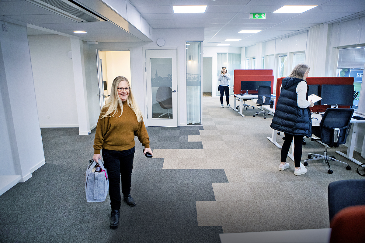 Sedan mars 2020 har Antoinette Haraldh Westlinder bara varit på kontoret någon ­enstaka gång. När återgången till arbetsplatsen nu startar får hon återse sina kollegor Emilie Johansson och Sabina Karlsson.