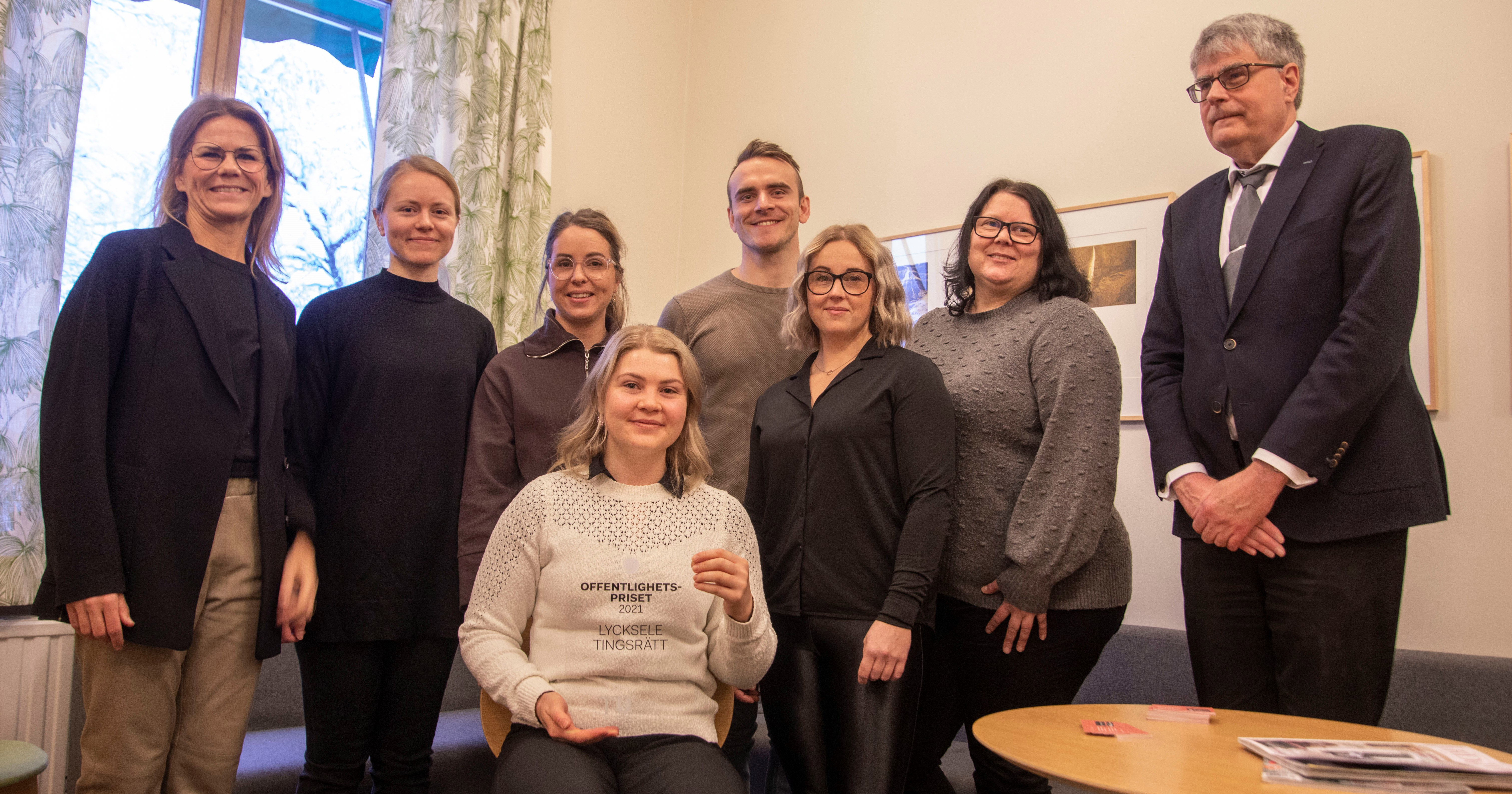 Elin Carbell Brunner, Anna Westin, Angelina Broberg, Alfred Wittboldt, Emilie Gustafsson, Maria Dahlström, Henrik Aspegren och på stolen Gabriella Lysholm på Lycksele tingsrätt tog emot Tidningsutgivarnas Offentlighetspris..