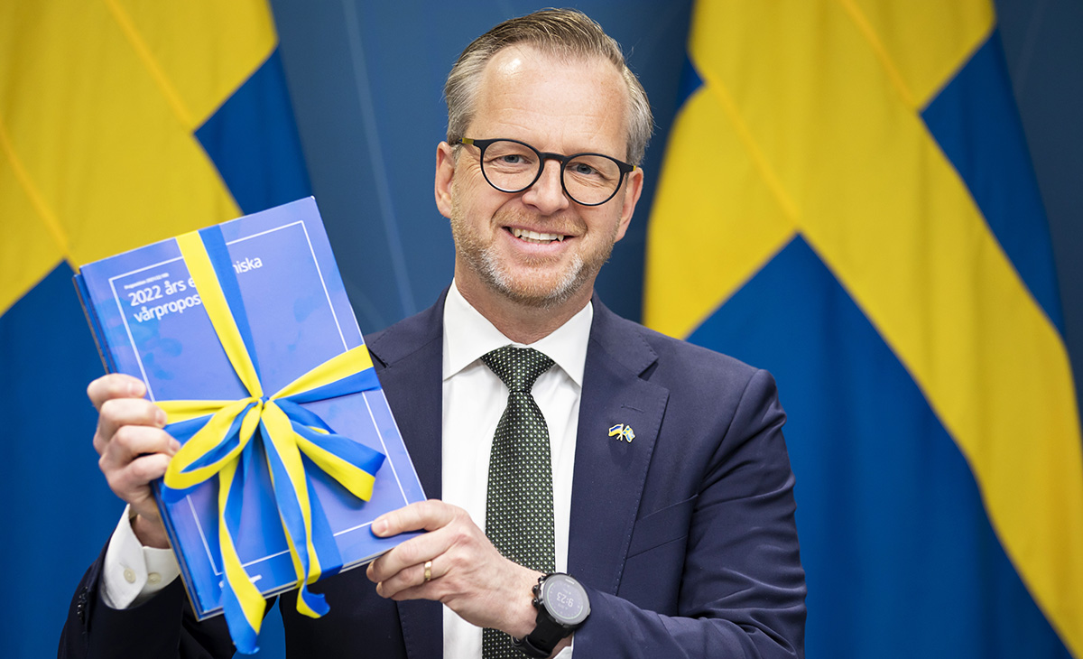 Finansminister Mikael Damberg med regeringens vårproposition.