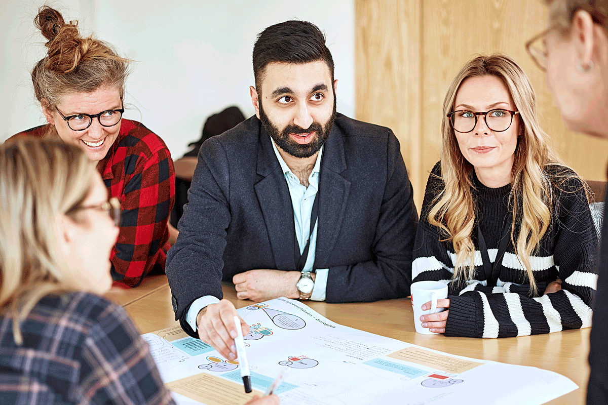 Medarbetarna på CSN i Sundsvall använder sig av dialogdukar med frågor för att få i gång en diskussion om framtidens arbetsplats.