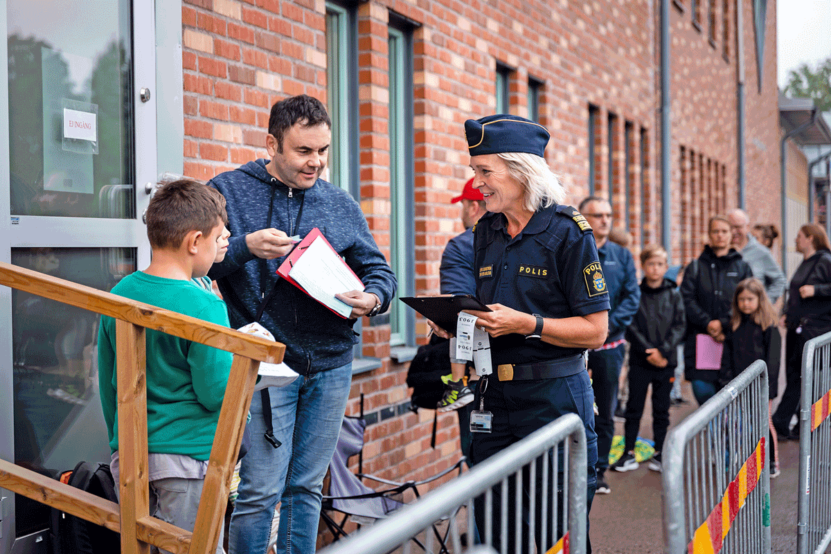 Ulrika Sundström, chef för lokalpolisområde Karlstad, informerar de köande om vad som gäller och delar ut kölappar.