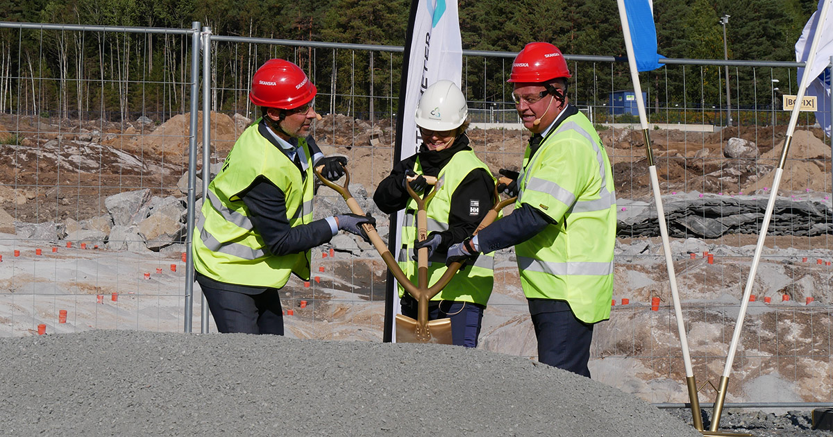 Skanskas vice vd Magnus Persson, Specialfastigheters vd Åsa Hedenberg och Kriminalvårdens generaldirektör Martin Holmgren tar det första spadtaget på utbyggnaden av Österåkeranstalten.