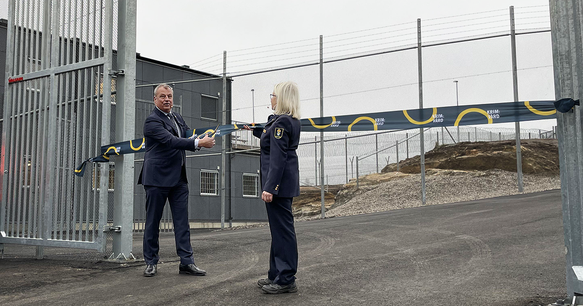Kriminalvårdens generaldirektör Martin Holmgren inviger de nya modulhusen på anstalten i Borås.