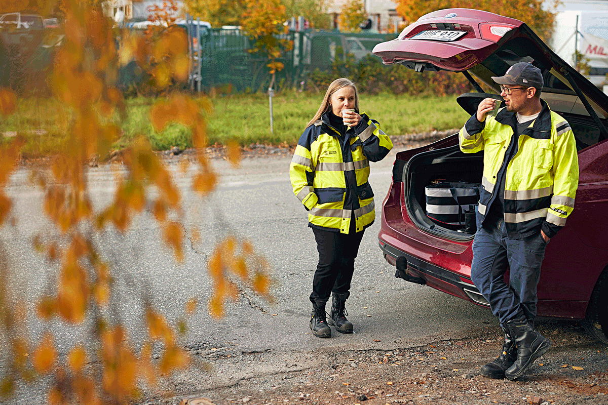 På ett industriområde i Märsta tar Kajsa Pelttari och konsulten Henric Hierner en bakluckefika med kaffe från den medhavda termosen.