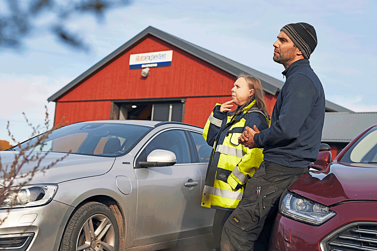 Johan Elfstrand tycker att kraftledningarna borde grävas ner. Men Kajsa Pelttari ser många skäl till att de även i framtiden ska gå ovan jord.