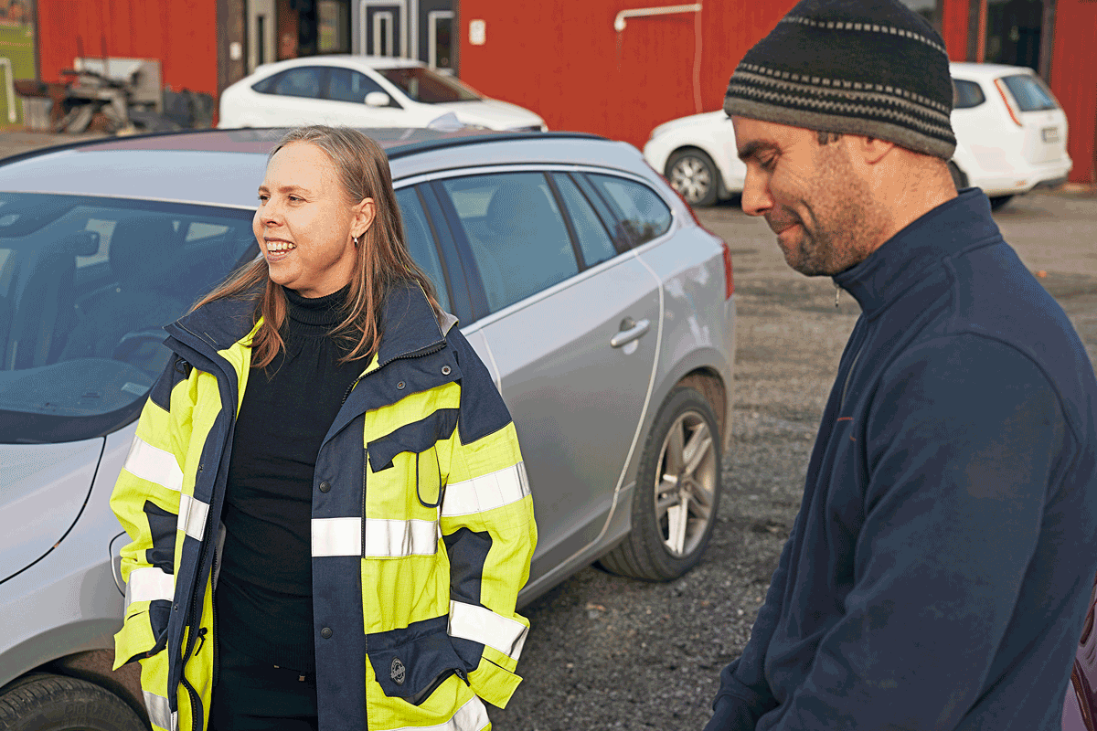 De representerar olika intressen och har olika åsikter om kraftledningarna ute på åkern. Men stämningen är ändå god när Kajsa Pelttari och Johan Elfstrand träffas.