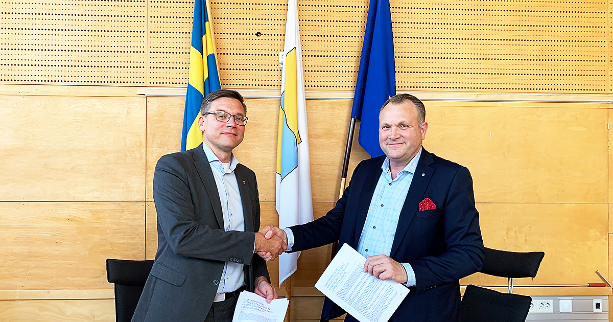 Björn Myrberg, ekonomi- och fastighetsdirektör på Kriminalvården, och Mikael Karlsson, ordförande för kommunstyrelsen i Värnamo, undertecknade ett samarbetsavtal gällande en ny anstalt i Värnamo.