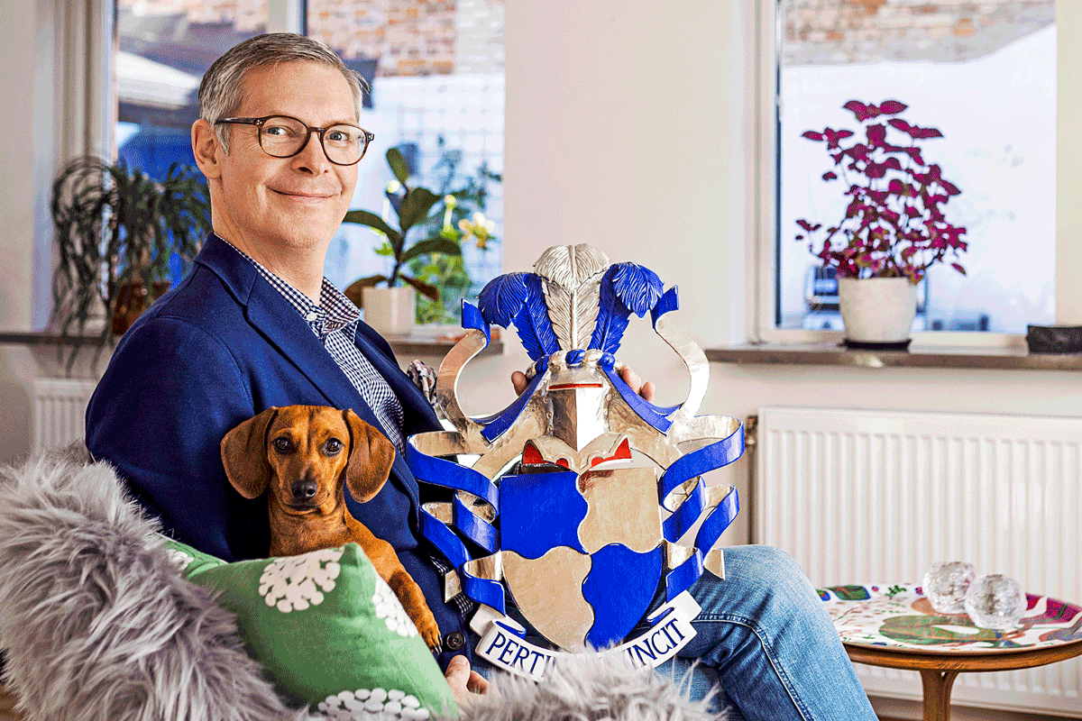 Man behöver inte alls vara adlig för att skapa ett familjevapen, säger Lars Trägen, som är aktiv i Svenska heraldiska föreningen. Hans eget bär texten "Pertinax vincit", ”Trägen vinner”.