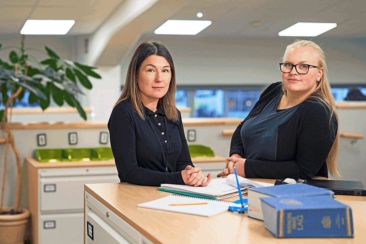 Monica Bergh, domstolshandläggare, och Emelie Holtmark, registrator, tycker att arbetsmiljön förbättrats med  digitaliseringen och hoppas att även signaleringen om att något hänt i ett mål ska kunna skötas digitalt inom kort.