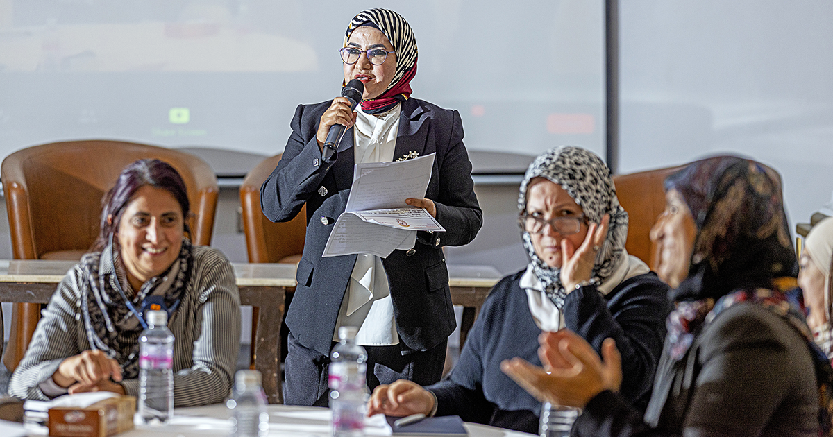 Under konferensen fick deltagare från de olika länderna beskriva sitt arbete med kvinnlig representation och med att påverka lagstiftningen. På bilden berättar Intisar Yousif om utvecklingen i Irak.
