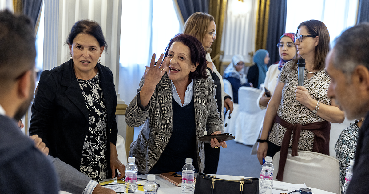 Under en diskussion om byråkrati hettade det till bland deltagarna på konferensen. Många ställde sig upp och argumenterade högljutt. På bilden syns Neziha Zehi och Latifa Guerich Aamira, båda fackligt engagerade i Tunisien.