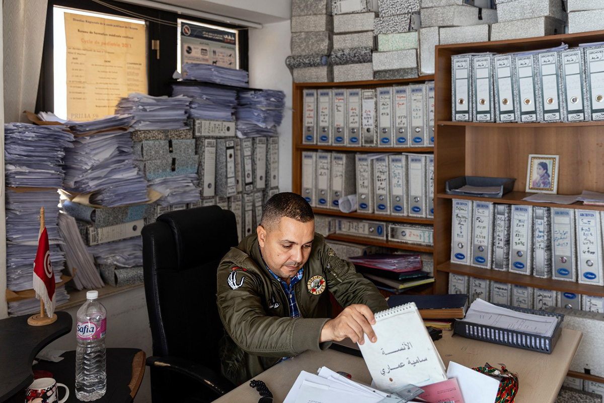 Mohamed Ali Tazagdanti arbetar med posthanteringen på folkhälsodirektoratet i Tunis. Dokumenten från de två senaste månaderna som förvaras i rummet täcker både väggar och fönster.