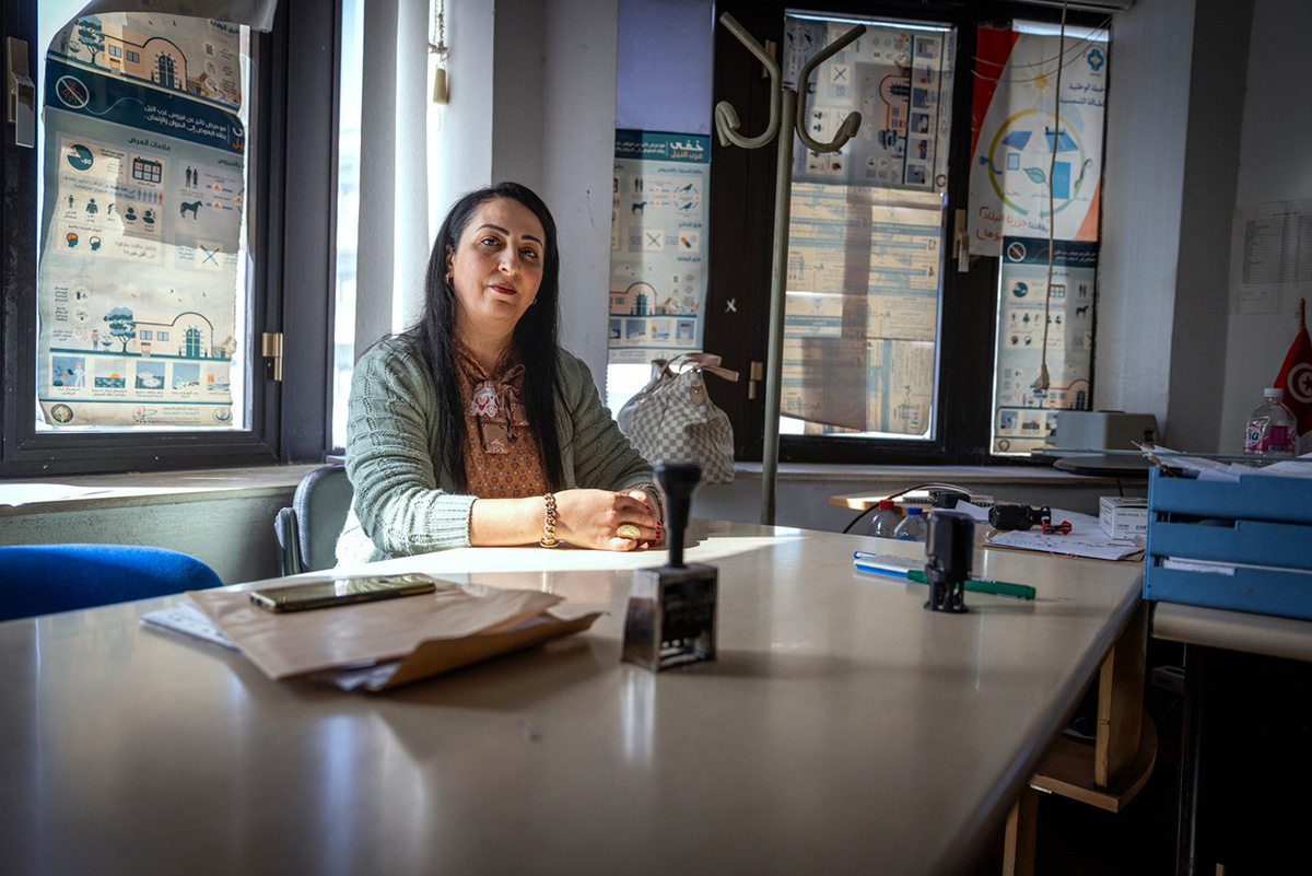 Saadiya Ghrairi jobbar med posthanteringen på kontoret. Nästan ingenting har digitaliserats, så genom hennes rum passerar hundratals dokument varje dag.