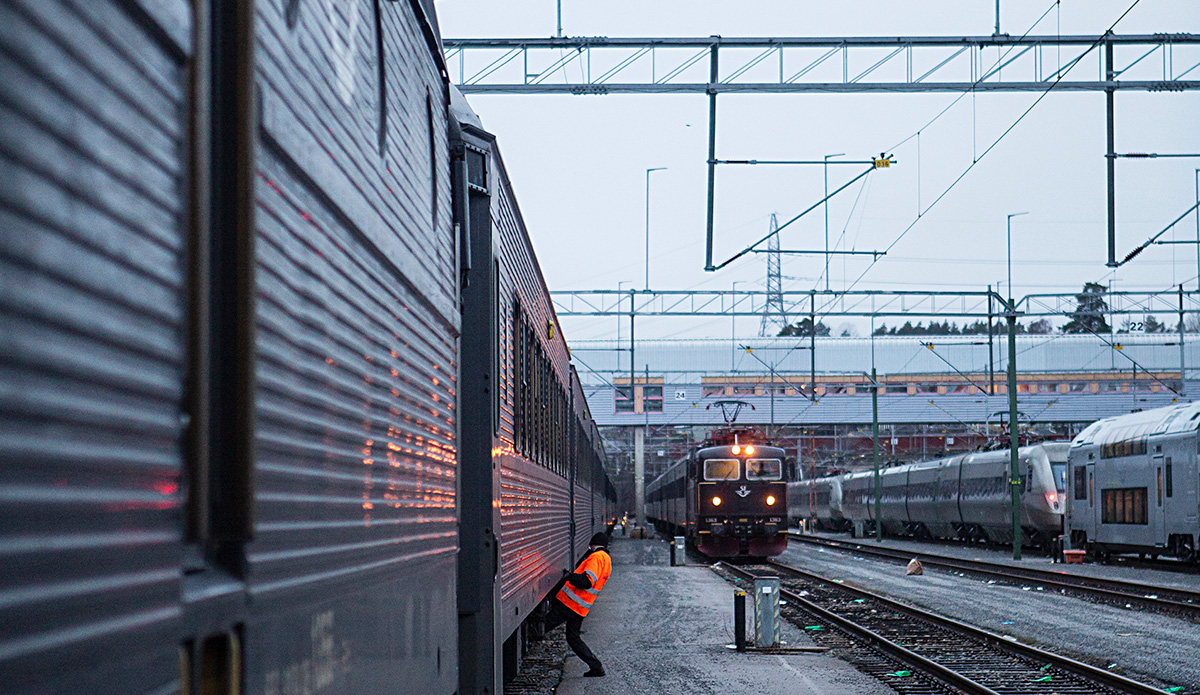 Tåget ska snart avgå från Hagalund till Stockholms central, för vidare färd till Uppsala. Men tåget är inte kontrollerat, klargjort, så lokföraren Marcus Ek får själv gå ut och kontrollera bromsarna genom att sparka på dem. Senare får han beskedet att tåget är inställt.