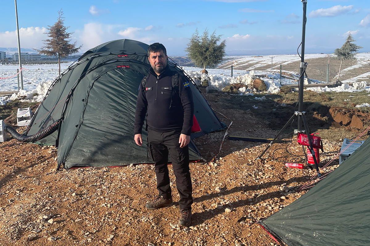 På frågan "Vad kan du inte vara utan på jobbet?" svarar Diar Mohammadin: "Just nu är det mitt tält. Utan det, och värmaren till det, skulle jag inte överleva många nätter i kylan här nere."