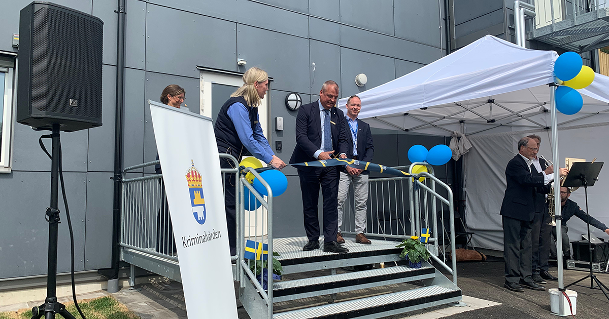 På bilden syns från vänster, Specialfastigheters tf vd Charlotte Hybinette (delvis skymd), kriminalvårdschef Katarina Nordin Scott, Kriminalvårdens generaldirektör Martin Holmgren och Skanskas regionchef Markus Sölvenäs.